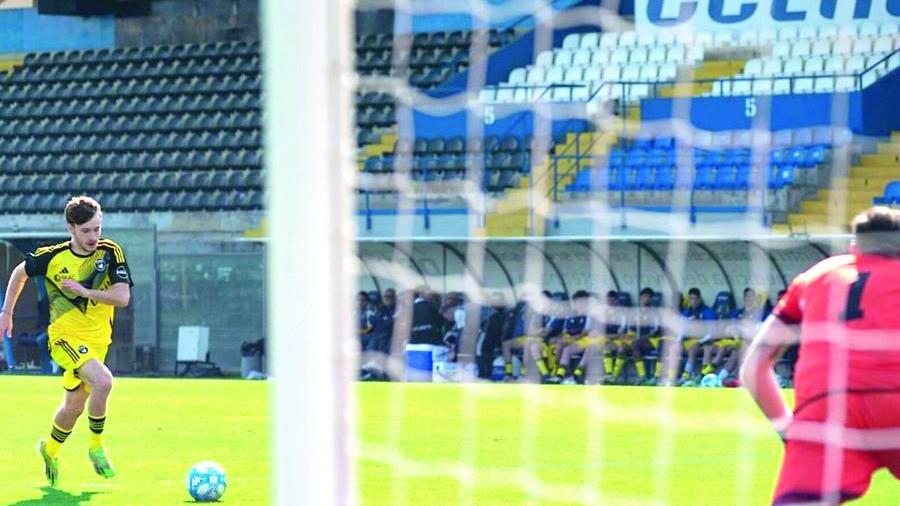 Il gol di Matteo Tramoni nell’allenamento congiunto con la Cuoiopelli (foto Pisa SC)