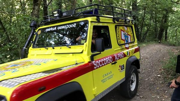 Cade in mountain bike dentro a un bosco e finisce contro un albero