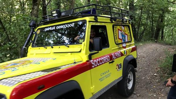 Cade in mountain bike dentro a un bosco e finisce contro un albero