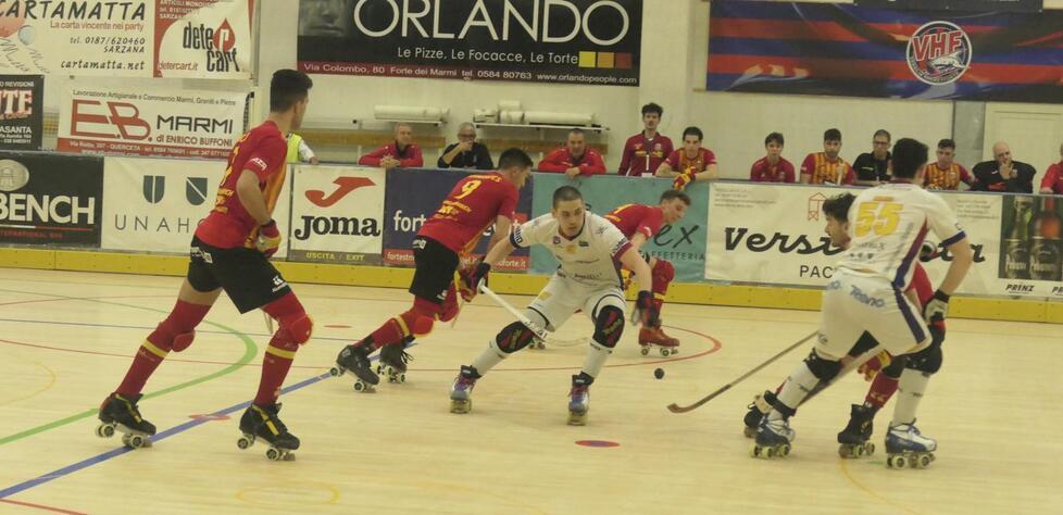 Un’azione della sfida tra il Forte dei Marmi e il Lodi per conquistare la finale della Coppa Italia di A1 (Foto Roberto Paglianti)