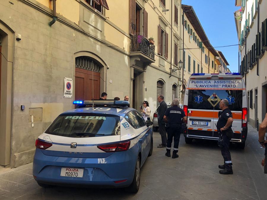 
	L'intervento di un'ambulanza e della polizia in centro (foto d'archivio)

