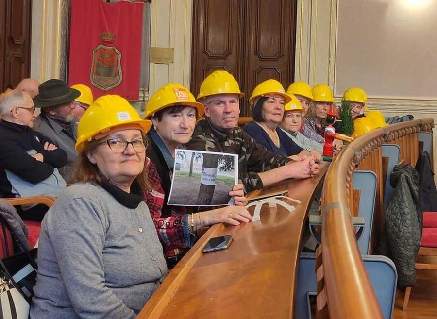 Livorno, la protesta dei caschi gialli in consiglio comunale: «Cubone e nuovo ospedale, sarà una città cementificata»