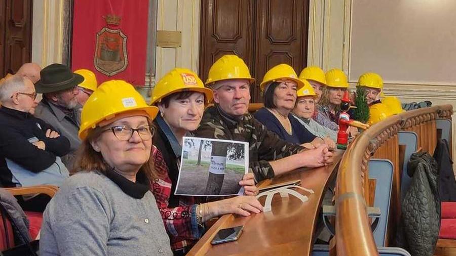 Livorno, la protesta dei caschi gialli in consiglio comunale: «Cubone e nuovo ospedale, sarà una città cementificata»