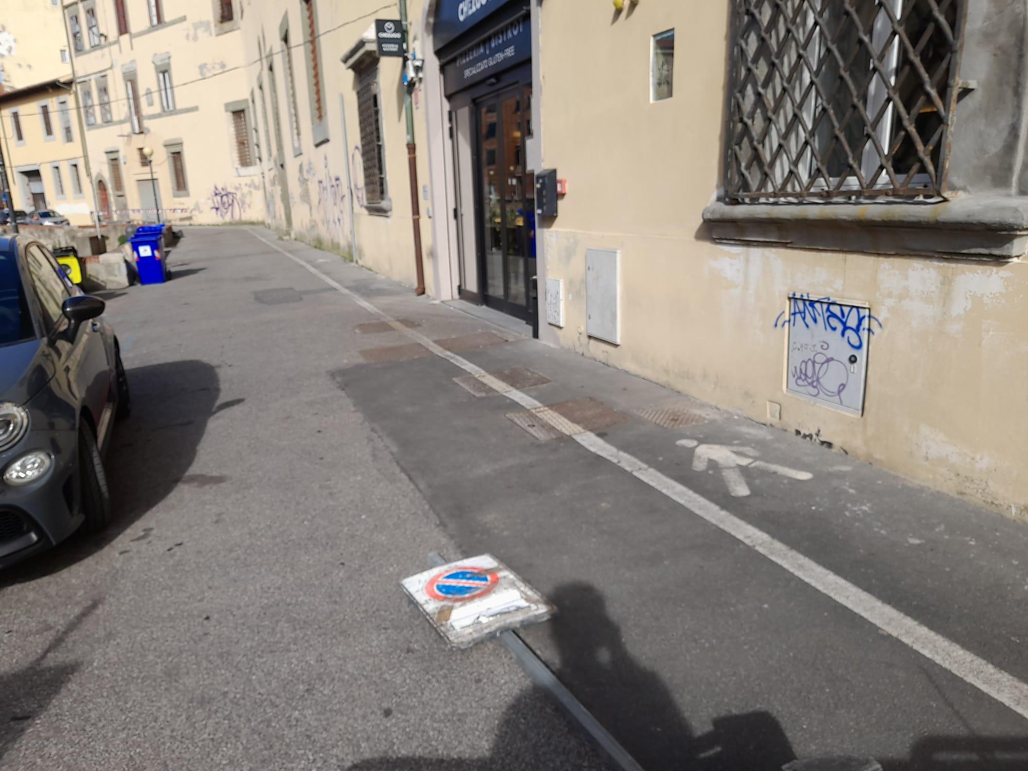 Sullo sfondo "Chez Ugo" e in primo piano il cartello stradale utilizzato per sfondarne l'ingresso