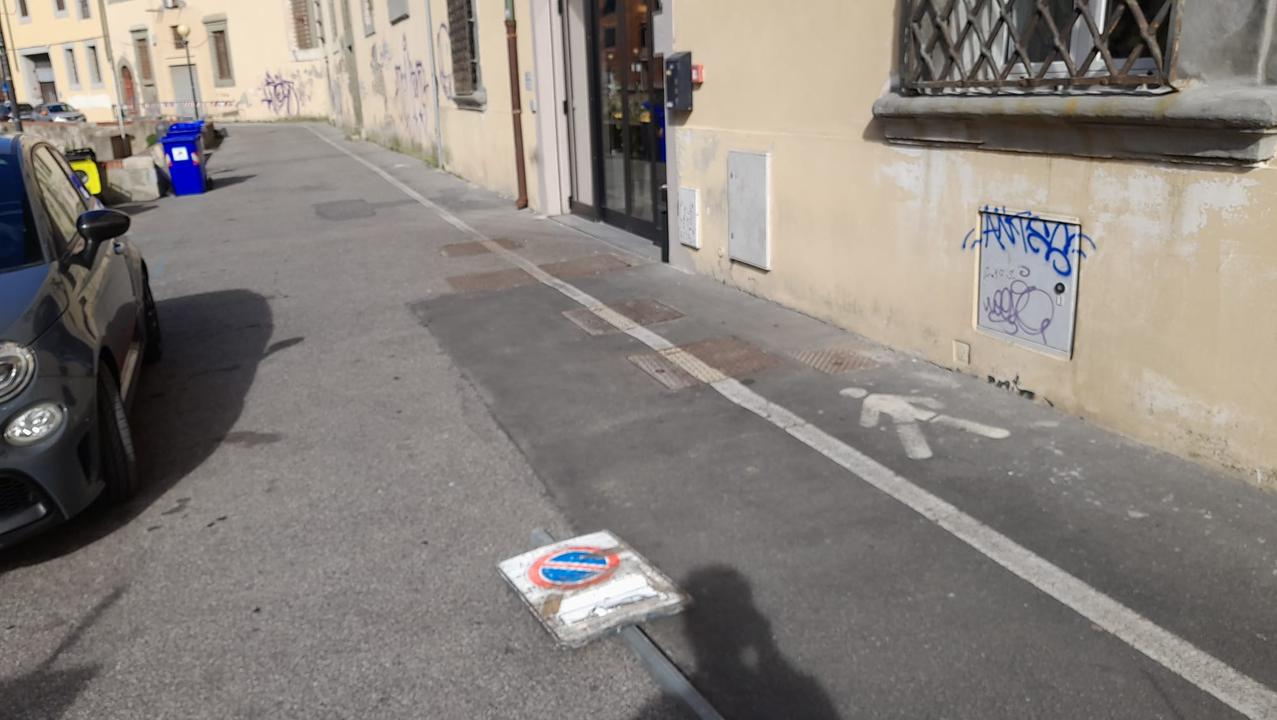 Sullo sfondo "Chez Ugo" e in primo piano il cartello stradale utilizzato per sfondarne l'ingresso