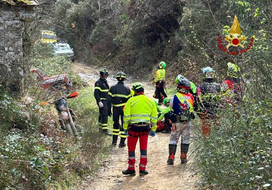 Pescia, cade dalla moto da cross: è grave