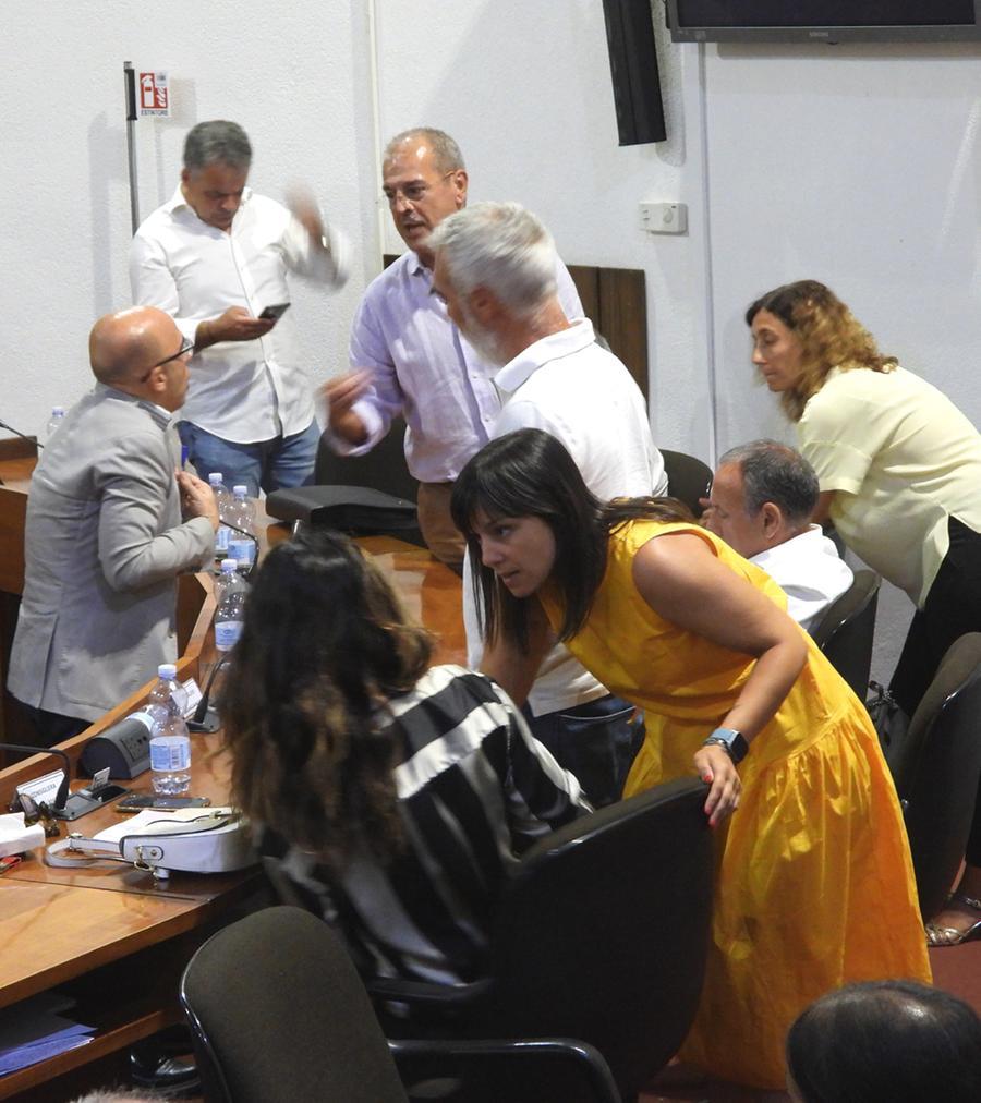 
	Il sindaco Massimiliano Sanna&nbsp;discute con i consiglieri di minoranza (archivio)

