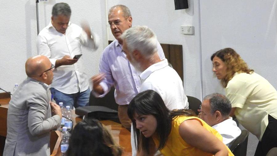 Il sindaco Massimiliano Sanna discute con i consiglieri di minoranza (archivio)