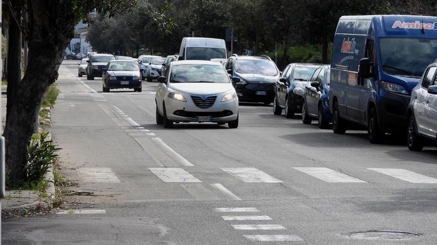 Auto in transito e in viale Repubblica