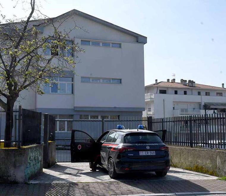 Massa, padre colpisce con uno schiaffo l’insegnante della figlia: così preside e sindaco