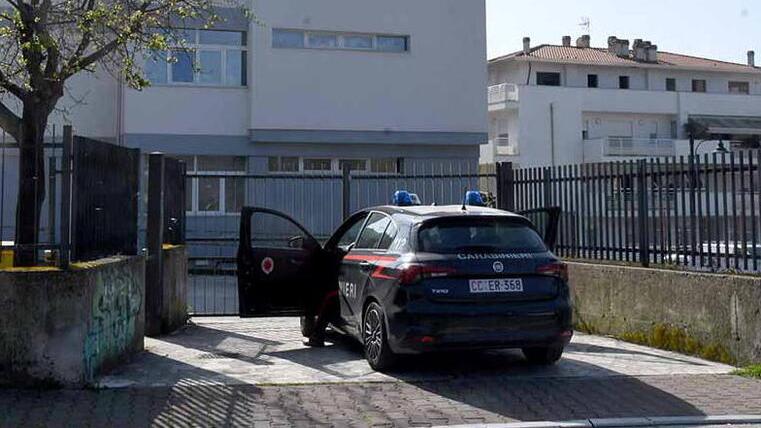 Massa, padre colpisce con uno schiaffo l’insegnante della figlia: così preside e sindaco