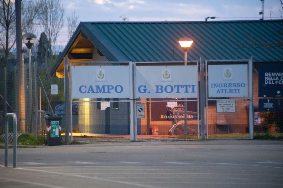 Modena, tira fuori una scacciacani alla fine della partita di calcio giovanile