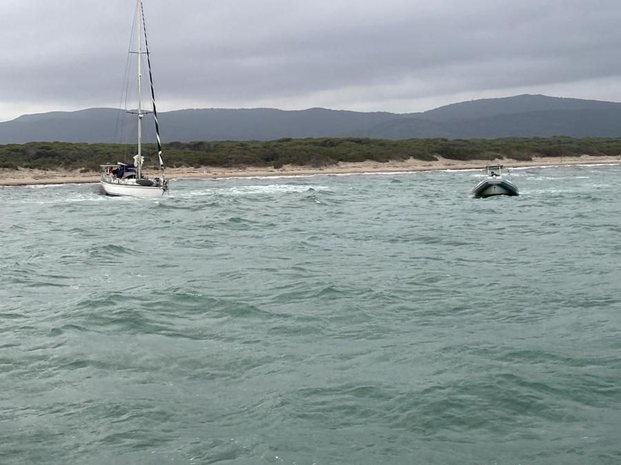 Orbetello, si salvano a bordo di una zattera: paura per una famiglia con due bimbi