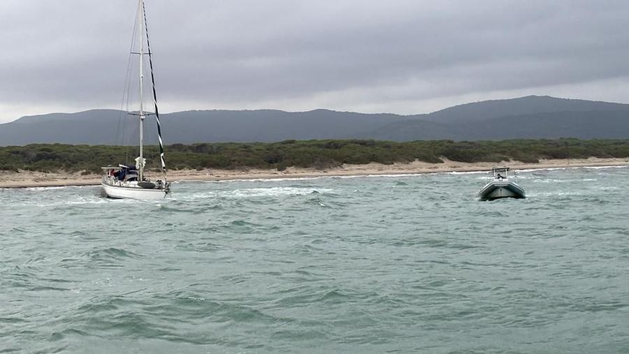 Orbetello, si salvano a bordo di una zattera: paura per una famiglia con due bimbi