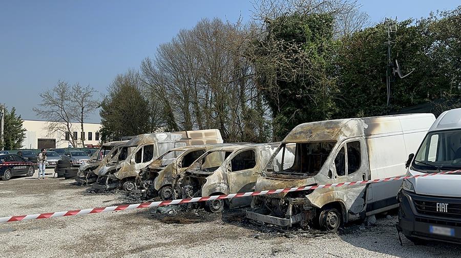 
	I mezzi distrutti dalle fiamme

