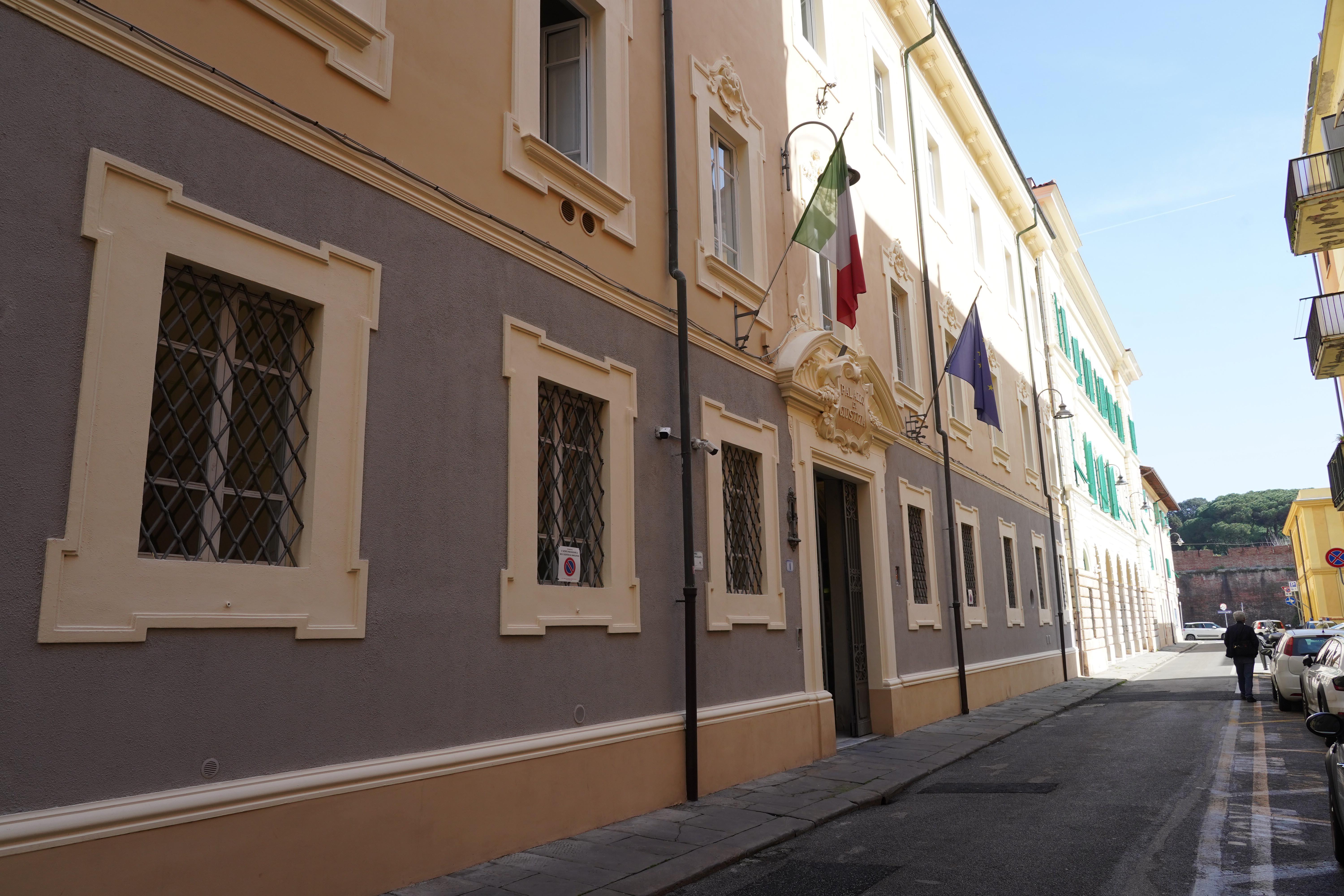 L’ingresso del tribunale penale di Livorno (foto d’archivio)