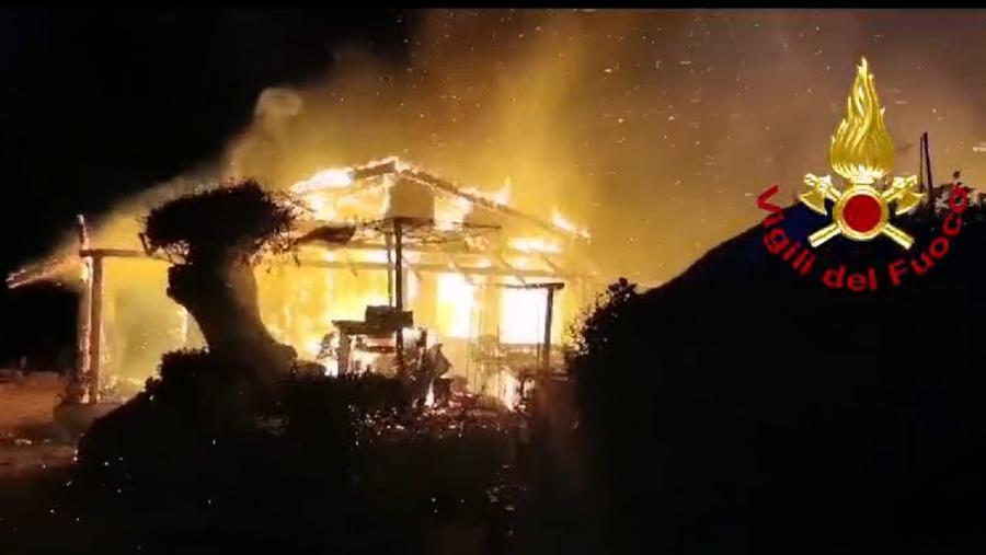 Arzachena, a fuoco il chiosco sulla spiaggia di Porto Sole