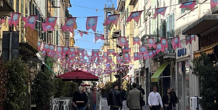 Le strade del centro di Pontedera si tingono di colori con le decorazioni per accogliere i vespisti