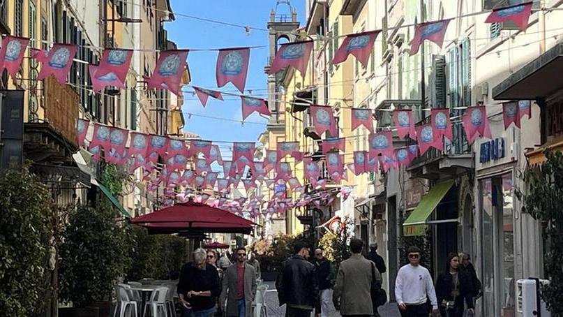 Le strade del centro di Pontedera si tingono di colori con le decorazioni per accogliere i vespisti
