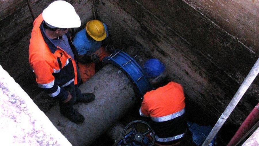 Operai Abbanoa al lavoro in una foto di repertorio