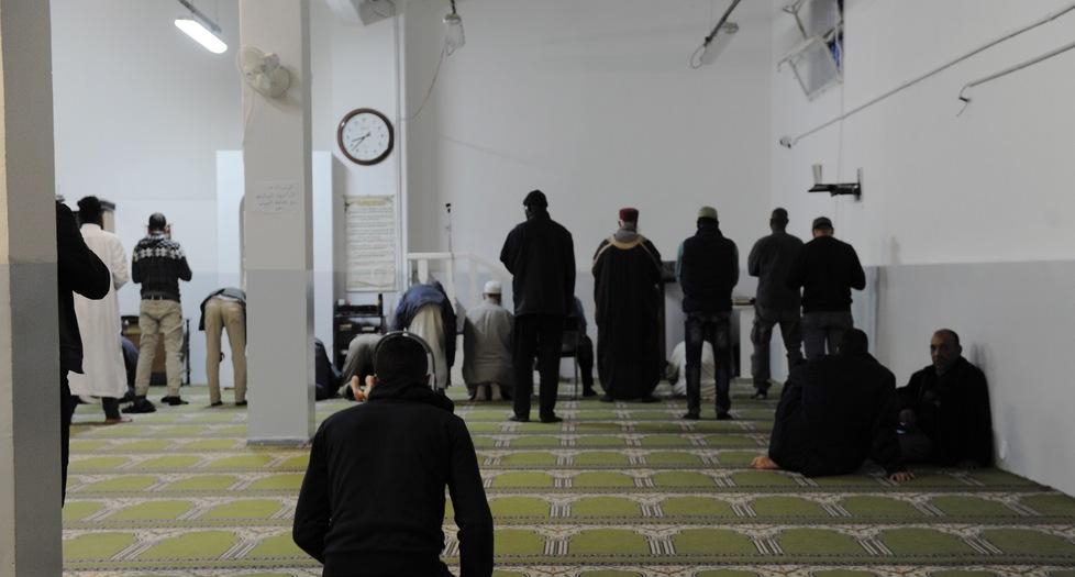 Un momento di preghiera nella moschea sotto sfratto di borgo Allegri (foto d’archivio)