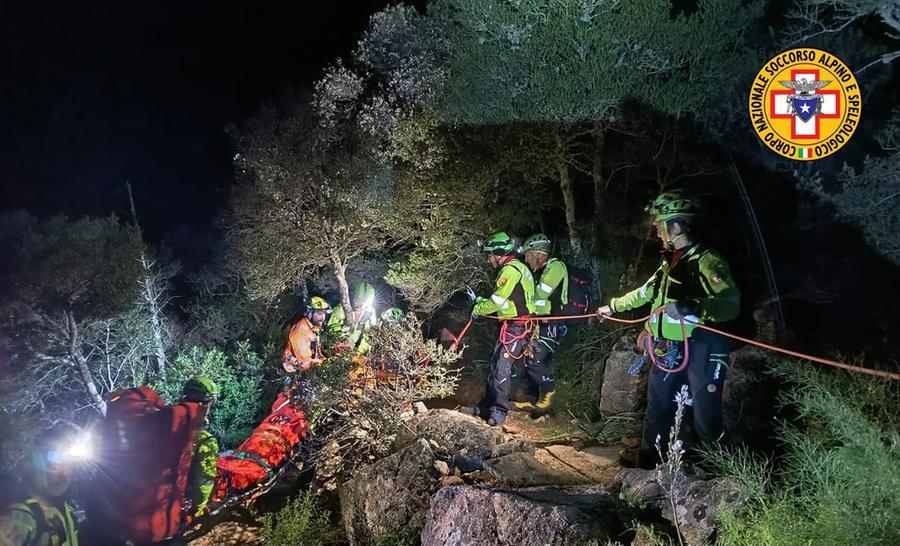 Villacidro, cade sul sentiero per Piscina Igras: trasporto in portantina durato otto ore