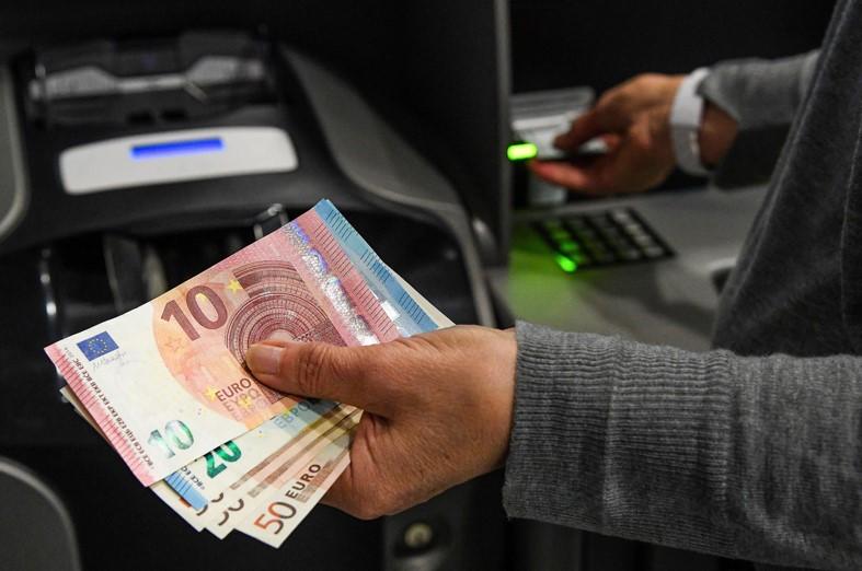 Ricariche effettuate a uno sportello dell’Atm (foto d’archivio)