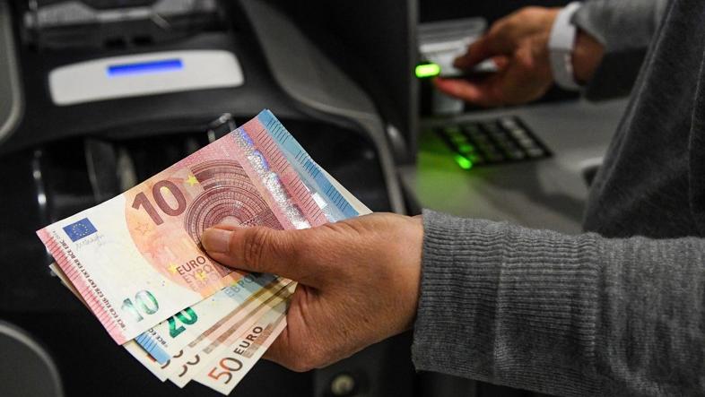 Ricariche effettuate a uno sportello dell’Atm (foto d’archivio)