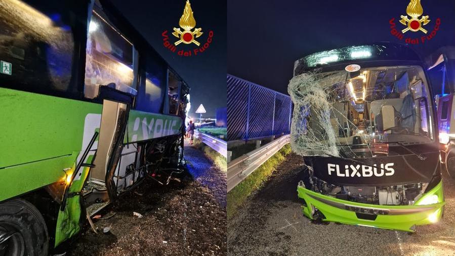 Incidente stradale tra Modena Sud e Valsamoggia: pullman contro il guardrail sull’A1, morto un 19enne. Sei feriti, uno in gravi condizioni