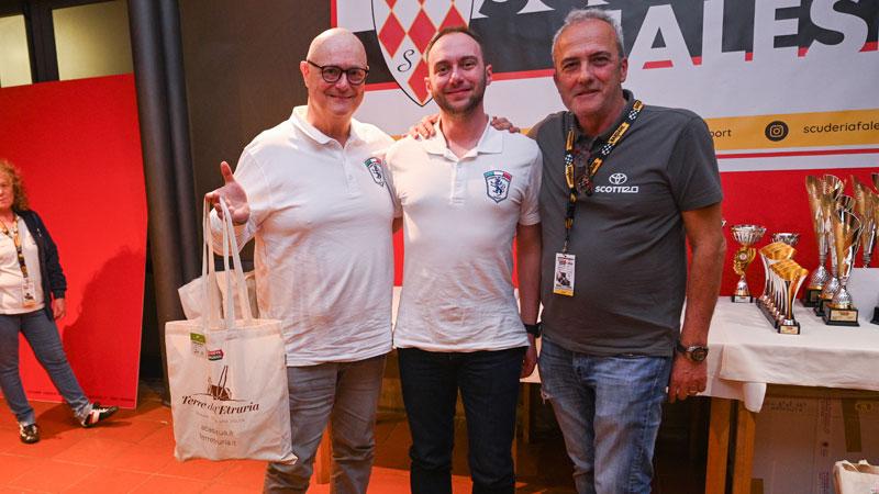 Roberto Ricci e Marco Frascaroli, insieme a Paolo Vallini, membro degli organizzatori (foto Amico Rally)
