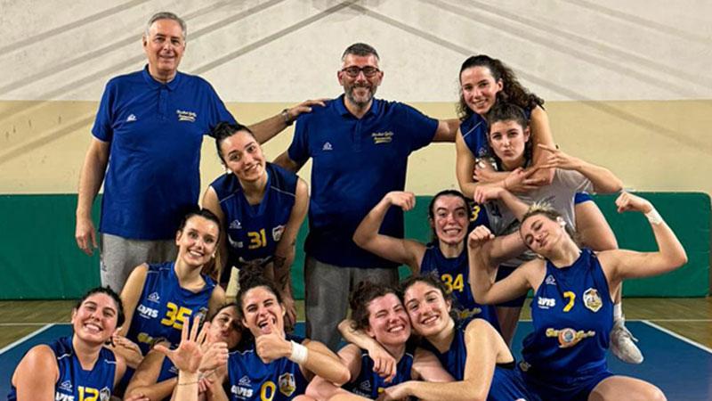 La formazione del Basket Golfo femminile in festa dopo la vittoria a Firenze che ha sancito la salvezza in serie B