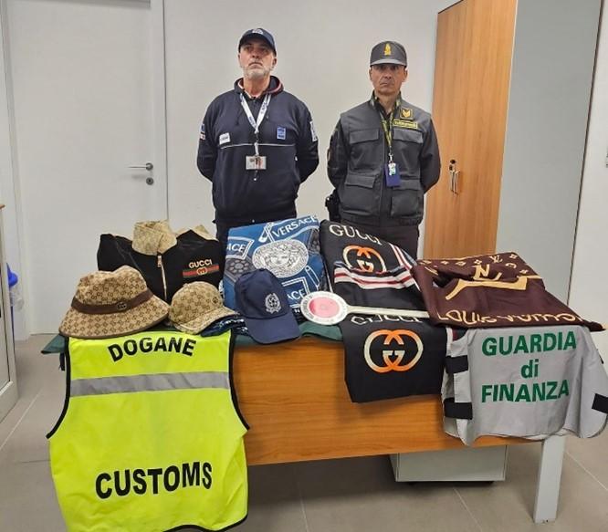 Sbarca ad Alghero con lenzuola Gucci, Versace e Louis Vuitton: erano contraffatte