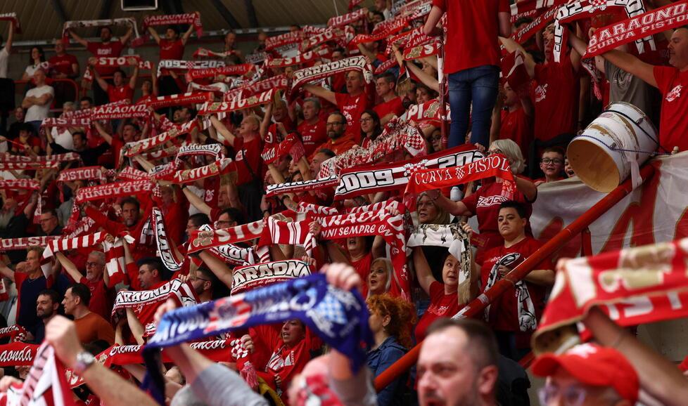 La curva biancorossa (foto Nucci/Innocenti)