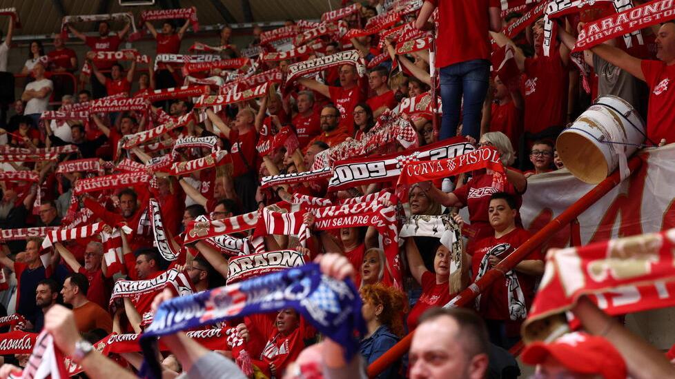 La curva biancorossa (foto Nucci/Innocenti)
