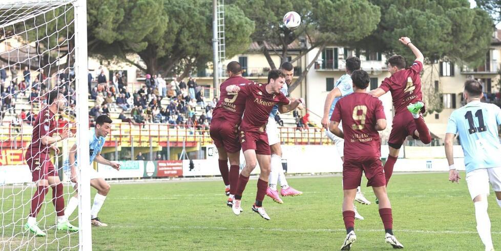 Una mischia nell’area di rigore del Tau Calcio sul terreno del Lotti di Poggibonsi