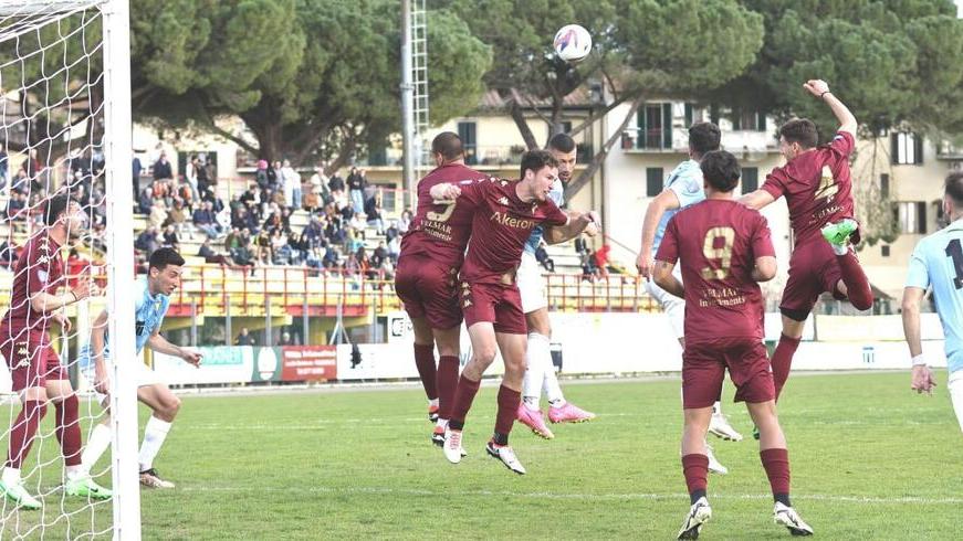 Una mischia nell’area di rigore del Tau Calcio sul terreno del Lotti di Poggibonsi