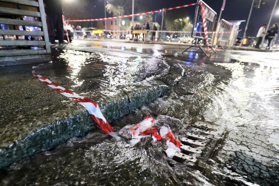 Cento, rottura di una tubazione idrica. Il sindaco: “Tecnici già al lavoro”