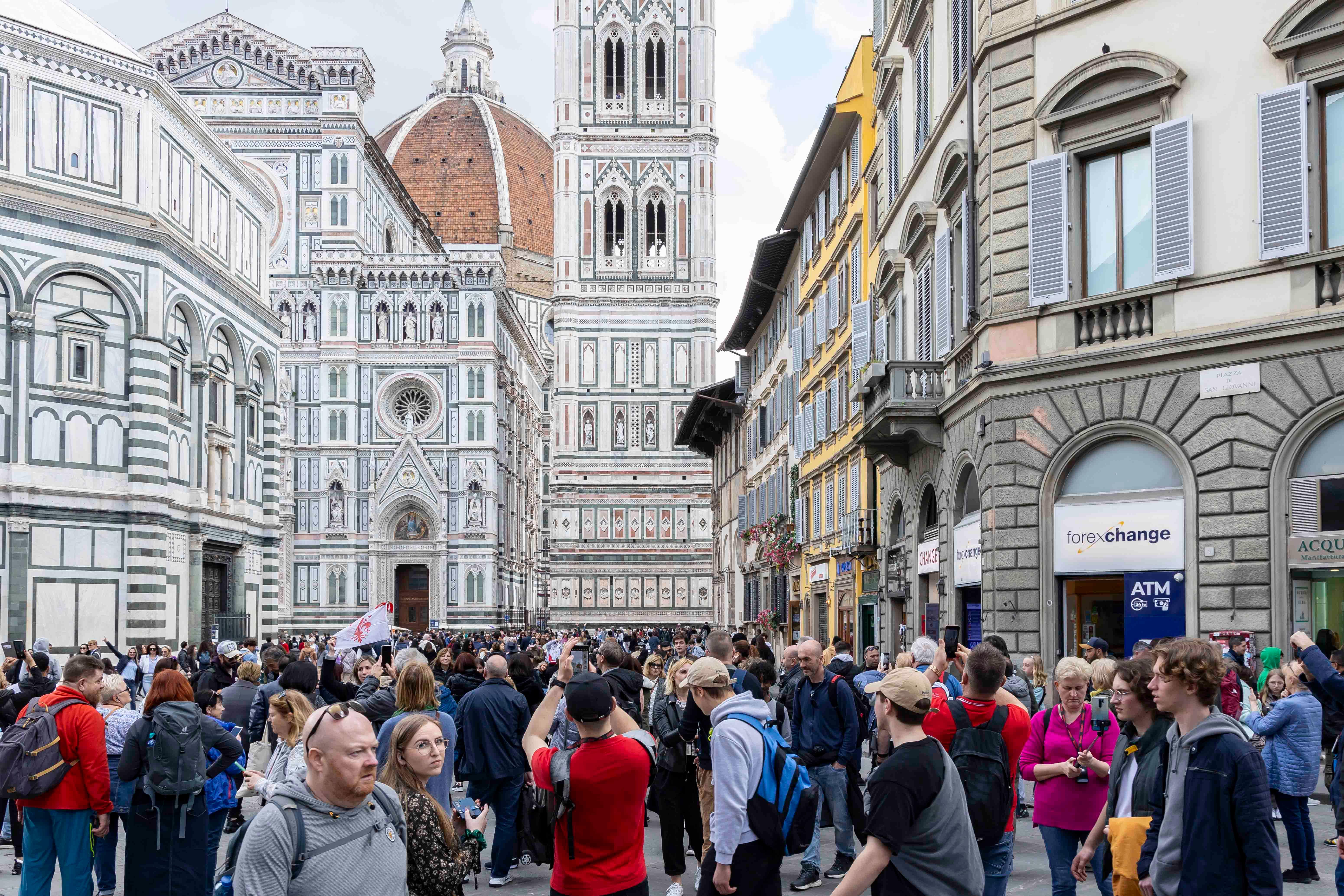 Turismo in Toscana, sei mesi record. A Pasqua verso il sold out: dalla costa alle città d’arte, oltre 500 eventi porteranno 3 milioni di persone