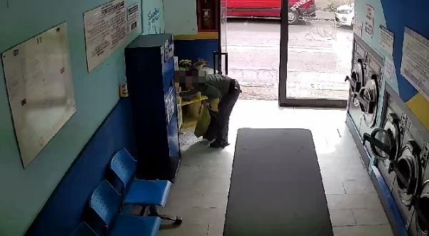 La donna ripresa dalle telecamere mentre ruba