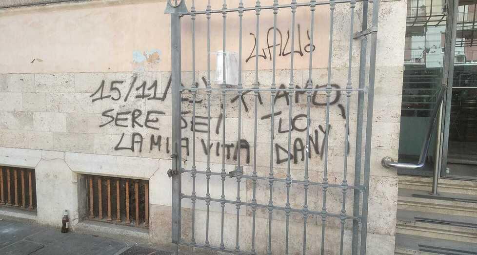 Le scritte apparse sul muro del Mercato centrale
