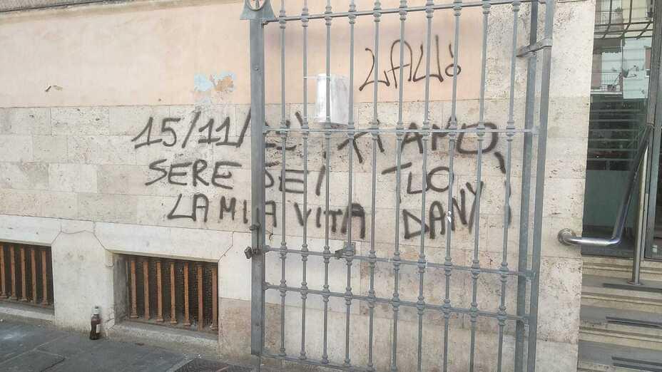 Le scritte apparse sul muro del Mercato centrale