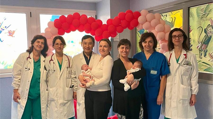 Il dottor Vitali Pak con accanto in maglia bianca Beatrice Bongiorni la mamma di Massa e accanto Sara Chiarotti la mamma di Prato