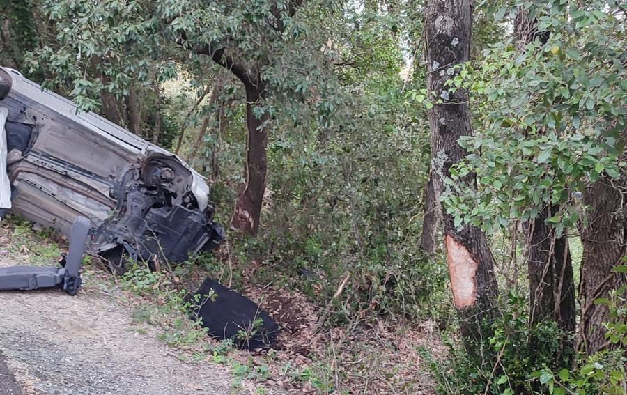 Si ribalta in auto in via della Valle Benedetta: ferito un livornese di 67 anni