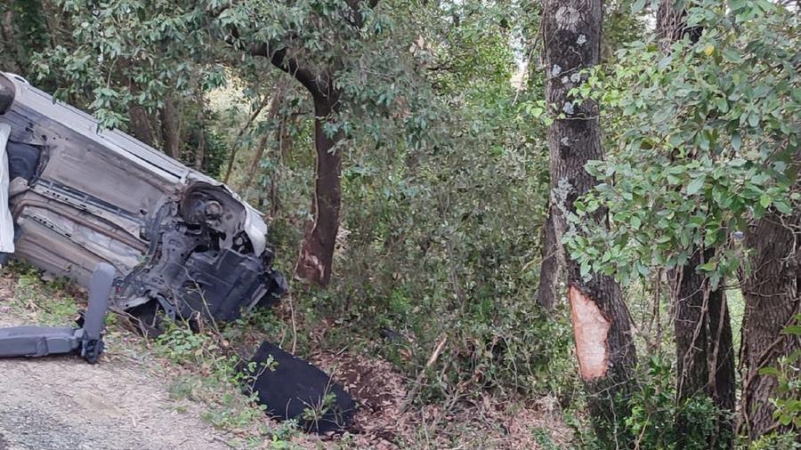 Si ribalta in auto in via della Valle Benedetta: ferito un livornese di 67 anni