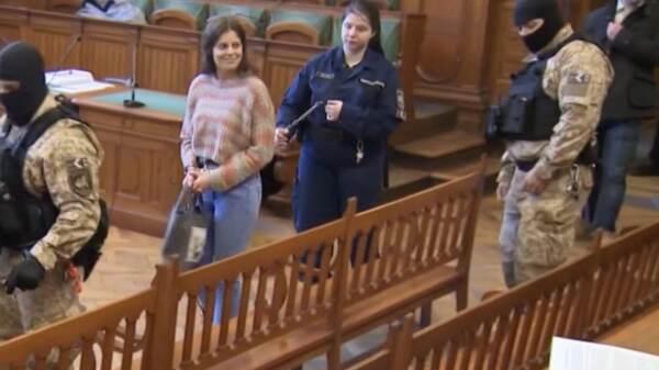 
	Ilaria Salis in catene durante l&#39;udienza nel tribunale di Budapest

