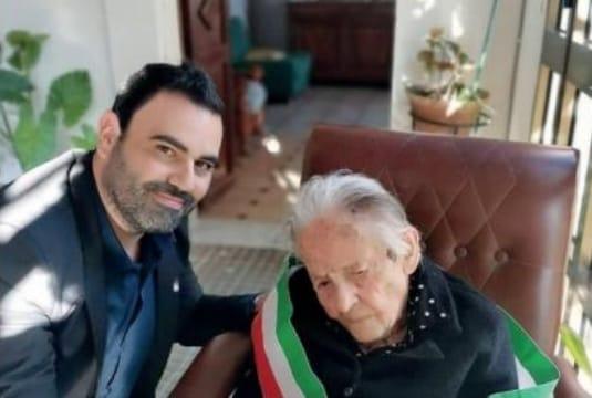 Festa coi nipoti a Nuragus per Amelia Addari, 112 anni, la decana dei centenari sardi