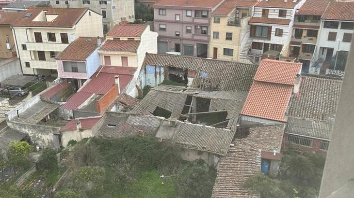 Le coperture in amianto dell'edificio disabitato