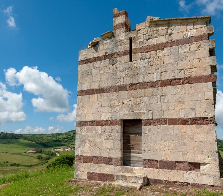 Sedini, pale eoliche davanti alla chiesa templare: «È uno scempio»