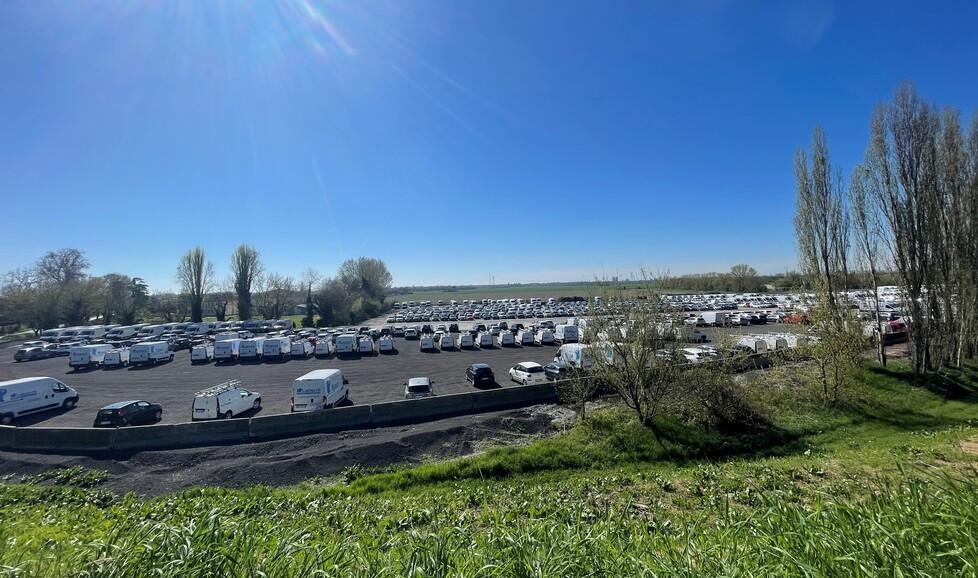 Ferrara, migliaia di auto nell’ex zuccherificio di Pontelagoscuro