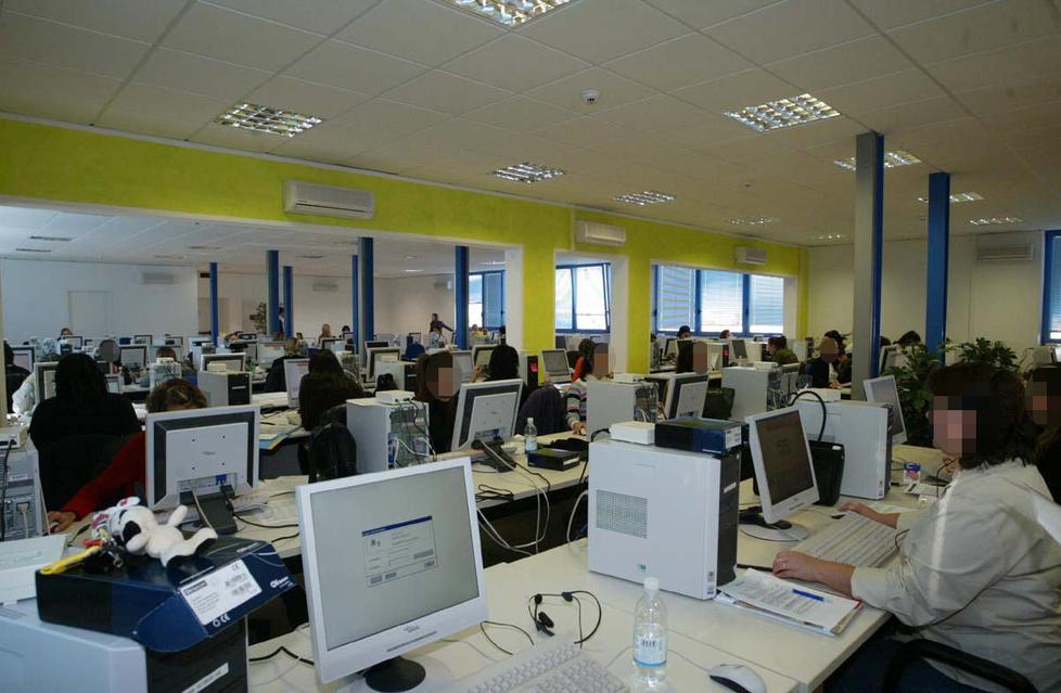 Livorno, corsa contro il tempo per salvare 104 posti di lavoro al call center di via Firenze